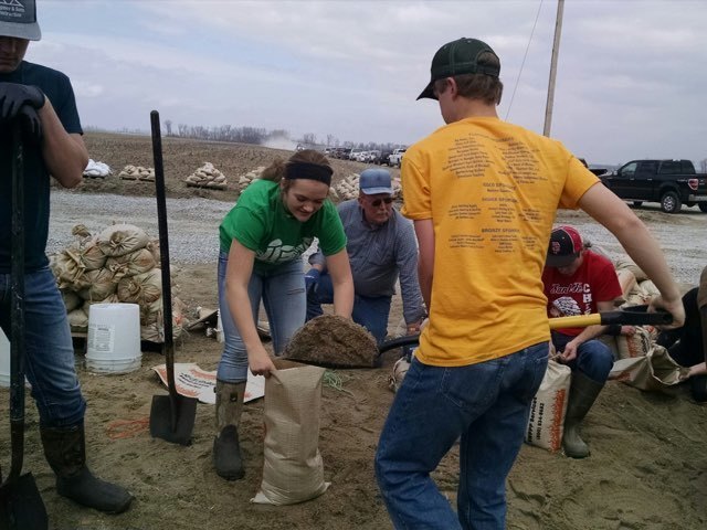 Santa Fe sandbagging on the Missouri River!